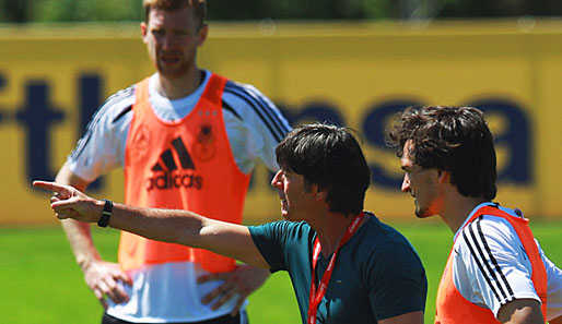 Per Mertesacker (hinten) und Mats Hummels (r.) streiten um den Platz neben Holger Badstuber