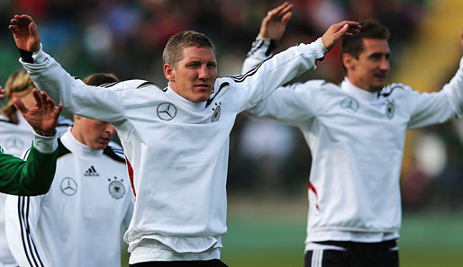 Erstes Training im Mannschaftskreis: Bastian Schweinsteiger (l.) wird wieder fit