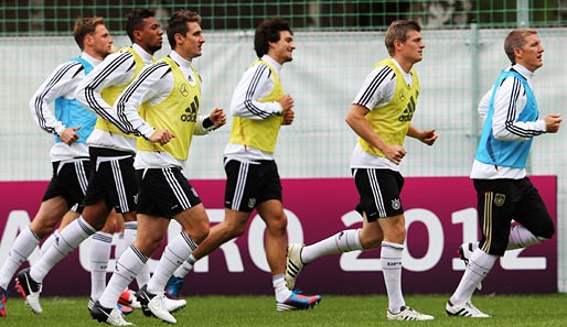 Bastian Schweinsteiger (r.) führte seine Teamkollegen beim Lauftraining an