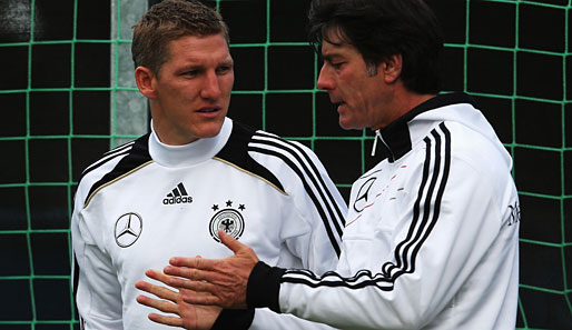 Joachim Löw (r.) im Gespräch mit dem angeschlagenen Bastian Schweinsteiger