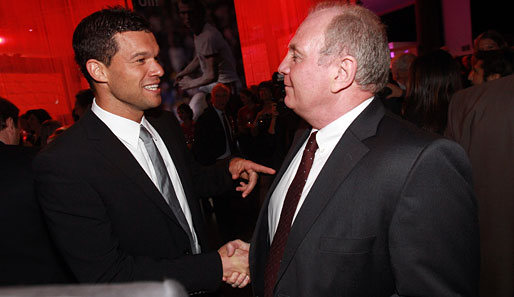 Michael Ballack (l.) im Gespräch mit Bayern-Präsident Uli Hoeneß