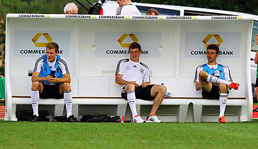 Stammspieler Holger Badstuber, Ersatzmann Toni Kroos, Stammspieler Thomas Müller (v.l.)