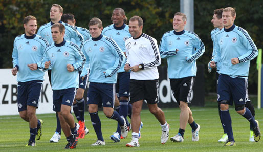 Kann das DFB-Team in Dublin eine sportliche Antwort auf die anhaltenden äußeren Debatten geben?