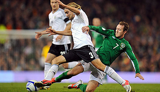 Marcel Schmelzer (l.) im Duell mit Irlands Aiden McGeady