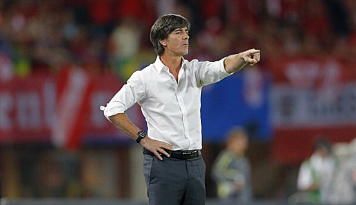 Joachim Löw gestikuliert beim Sieg gegen Österreich (2:1)