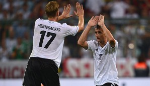 Klose (r.) und Mertesacker (l.) haben zusammen 224 Länderspiele auf dem Bukel