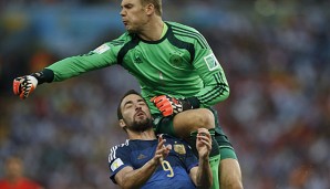 Manuel Neuer ging mit vollem Einsatz gegen Gonzalo Higuain zu Werke