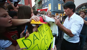 Die Fans in Freiburg freuten sich auch über die Autogramme des Weltmeister-Trainers