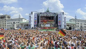 Die Berliner Fanmeile am Brandenburger Tor ist die größte in ganz Deutschland