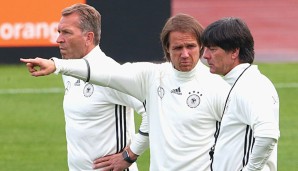 Thomas Schneider und Joachim Löw sind sich mit der Aufstellung sicher