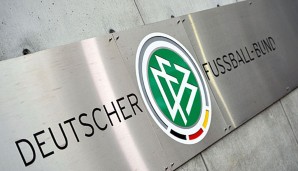 Die U21 des DFB legte in Auschwitz einen Kranz nieder und gedachte den Opfern des Holocausts