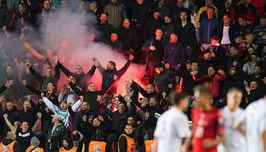 Rechtsextreme Hooligans sorgten mit vereinzelten "Sieg-Heil"-Rufen während einer Schweigeminute für einen Eklat in Prag