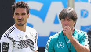 Mats Hummels (l.) hat Joachim Löws Kaderpolitik verteidigt.