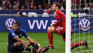 Manuel Neuer zusammen mit Frankreichs Kylian Mbappe.