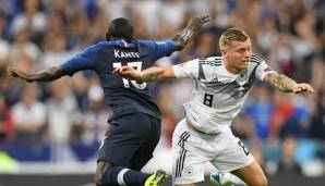 Toni Kroos im Duell mit Frankreichs N'Golo Kante.