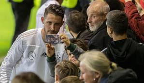 Mark Uth: Findet bei Schalke seine Form nicht, dennoch berief ihn Löw im Oktober erstmals. Sein Debüt beim 0:3 gegen die Niederlage lief unglücklich. Uth zeigte sich engagiert und erarbeitete sich Torchancen. Keine Bewertung.