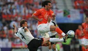 Christian Wörns im Zweikampf mit Ruud van Nistelrooy.