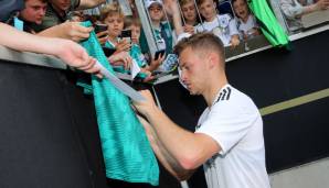 Joshua Kimmich gibt den Fans der Nationalmannschaft Autogramme.