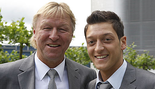 DFB-Coach Horst Hrubesch (l.) und Mesut Özil freuen sich auf das Halbfinale gegen Italien