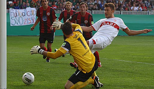 Verteidiger Ermin Bicakcic erzielt per Abstauber die Führung für den VfB Stuttgart