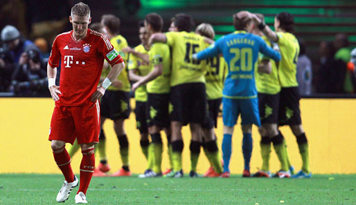 Ein Bild mit Symbolcharakter: Der BVB feiert, Bastian Schweinsteiger ist dagegen bedient