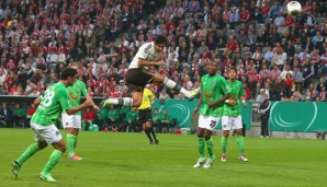 Beeindruckender Luftstand: Claudio Pizarro macht per Kopfball das 2:1