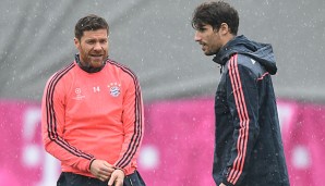 Xabi Alonso (l.)und Javi Martinez sind offenbar fit für das Pokalfinale