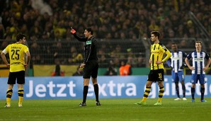 Sokratis sah innerhalb von wenigen Sekunden zwei Gelbe Karten