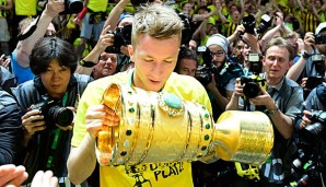 Marco Reus hält den DFB-Pokal in den Händen