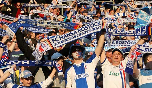 Insgesamt zehn Fans von Hansa Rostock wurden mit Stadionverboten belegt