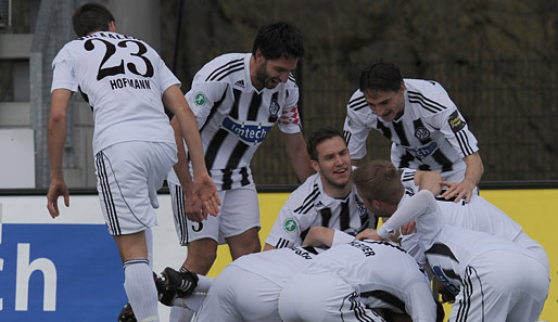 Die Spieler des VfR Aalen feiern den Aufstieg in die zweite Bundesliga