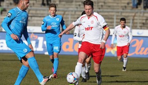 Daniel Flottmann (r.) wurde gegen Unterhaching des Feldes verwiesen