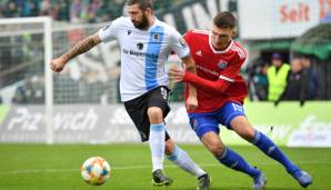 Christoph Greger beim Derby gegen 1860 München Anfang Dezember 2019 (2:3) im Zweikampf mit Sascha Mölders.