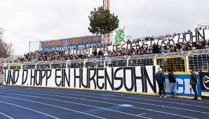 Erneuter Eklat im Fanblock: Carl-Zeiss-Jena-Ultras beleidigen Hoffenheim-Mäzen erneut als "Hurensohn".