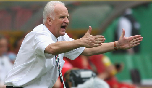 Bernd Stange sitzt am Dienstag zum letzten Mal auf der weißrussischen Bank