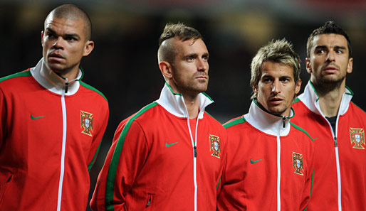 Die Portugiesen Pepe (l.) und Fabio Coentrao (2.v.r.) haben wieder das Training aufgenommen