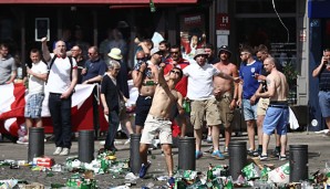 Englische "Fans" warfen mit Flaschen und Stühlen