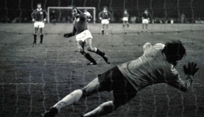 Günter Netzer verwandelt den Elfmeter zum 2:1 gegen Gordon Banks