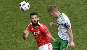 Joe Ledley hat mit Steven Davies einen schweren Gegenspieler