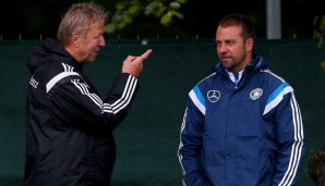 Hansi Flick (r.) im Gespräch mit U21-Trainer Horst Hrubesch