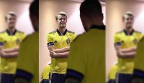 SCHWEDEN - HEIM: Da lacht er, der Filip Helander. Mit blau-gelben Farben kann man in Schweden ja auch gar nicht falsch liegen. Das EM-Trikot ist durchaus minimalistisch gehalten, doch auch hier sind ein paar Extras eingebaut.