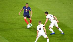 KYLIAN MBAPPE: Hatte im ersten Abschnitt die wenigsten Ballaktionen bei Frankreich (18). Scheiterte mit einem strammen Schuss an Neuer (17.). Toller Außenrist-Pass vor Rabiots Pfostenschuss, im Pech bei seinem herrlichen Abseitstor (66.). Note: 2,5.