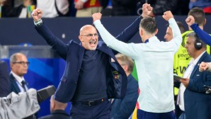 Spaniens Nationalcoach Luis de la Fuente jubelt nach dem 1:0 gegen Italien bei der EM 2024 in Deutschland.