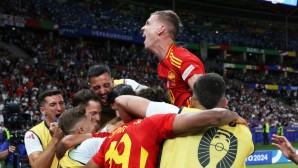 Dani Olmo feiert mit seinen spanischen Mannschaftskameraden den EM-Titel.