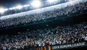 Fans von Eintracht Frankfurt haben in der Europa League das Camp Nou eingenommen.