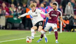 Frankfurts Jens Hauge im Zweikampf mit West Hams Said Benrahma beim 2:1-Hinspielsieg der Eintracht in London.