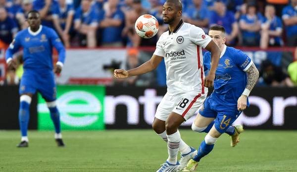 Eintracht Frankfurt ist in den ersten 30 Minuten die klar bessere Mannschaft.