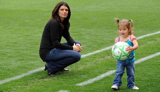 Mia Hamm ist seit März 2007 Mutter von Zwillingen (Grace Isabella and Ava Caroline)