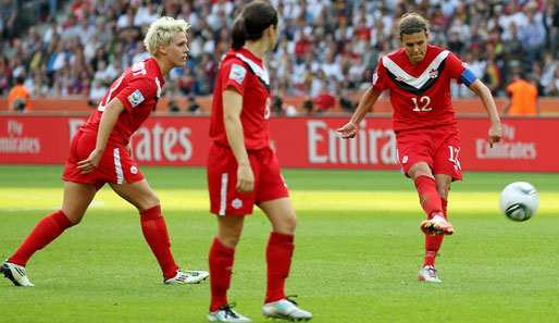 Christine Sinclair (r.) hat im Spiel gegen Deutschland einen Nasenbeinbruch erlitten