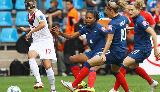 Ein ungleiches Duell: Kanada-Star Christine Sinclair gegen das französische Trio